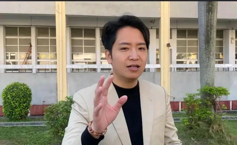 党内无派，千奇百怪，评罗廷玮拒绝投退回预算案赞成票。
由于民进党加大对白营的追杀