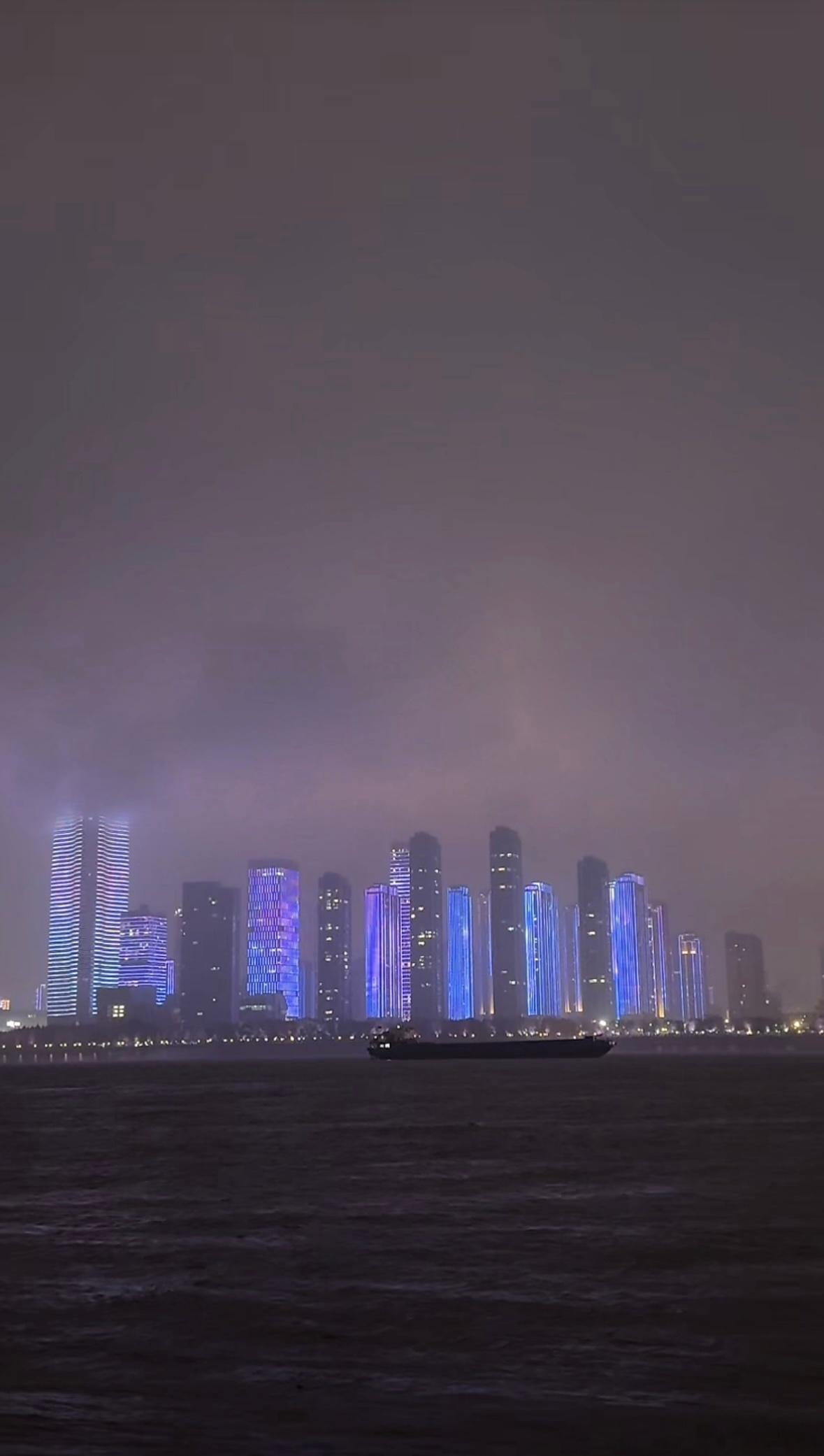 这天气，就应该窝在被子里看电视。 ​​​