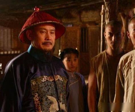 康熙年间，两袖清风的李光地，被举报贪墨了8000两白银，康熙知道后却偷偷将800