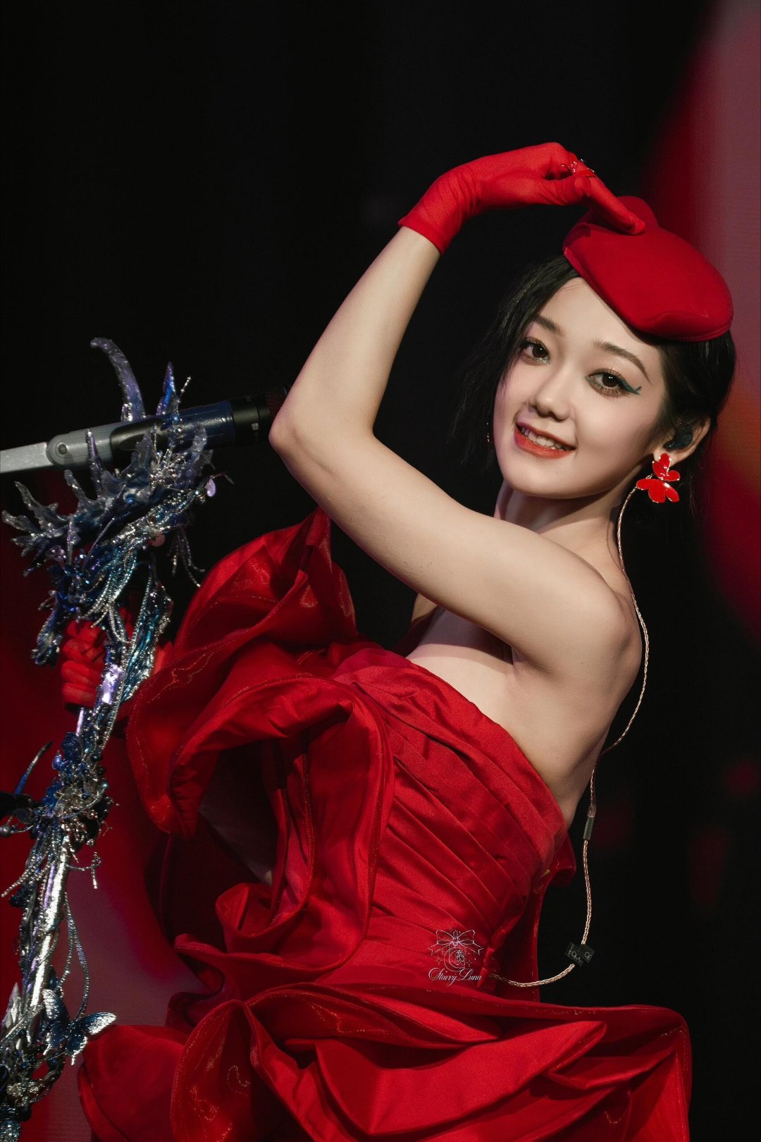 希林娜依高度假包里拿出了馕希林娜依高新疆人属性大爆发 一整个馕从度假包里闪现！希