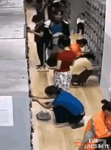 视频里这一幕真的刷新三观！一名男子在人群里慢悠悠晃着，走到一位小姐姐旁边时，突然