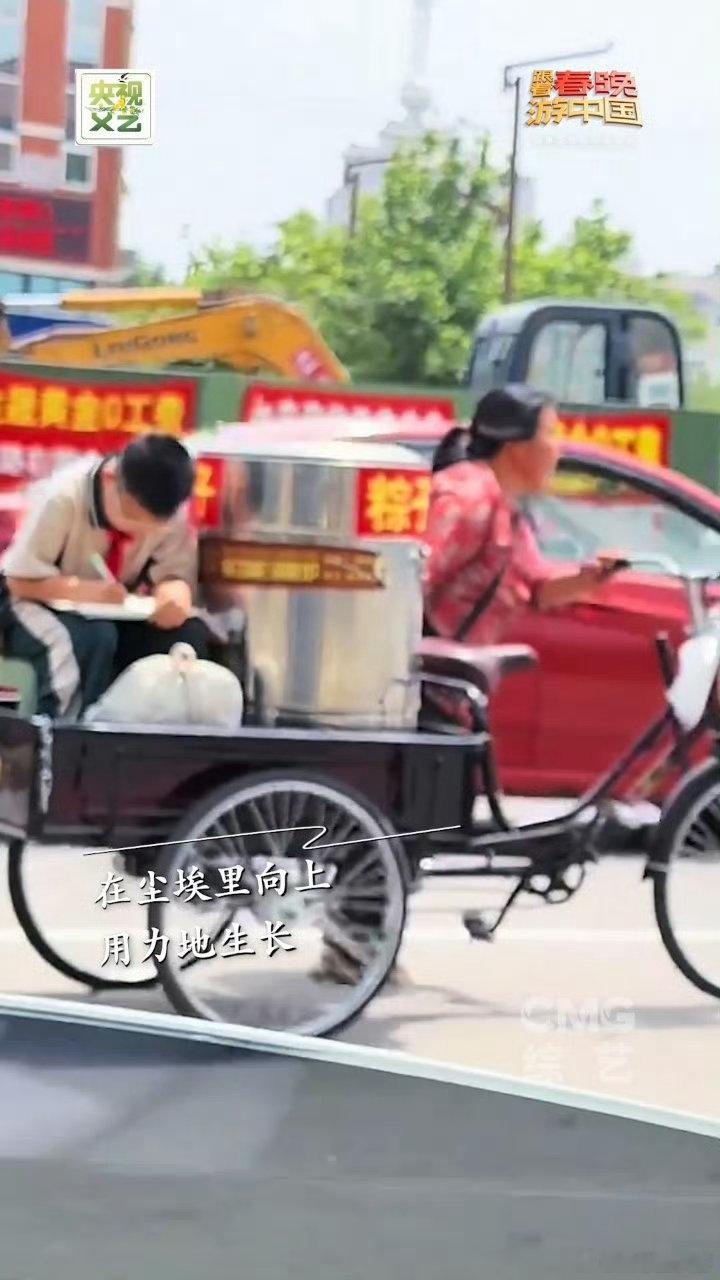 跟着春晚游中国推广曲MV跟着春晚谱写生活诗篇跟着春晚游中国春晚舞台积攒下来的温暖