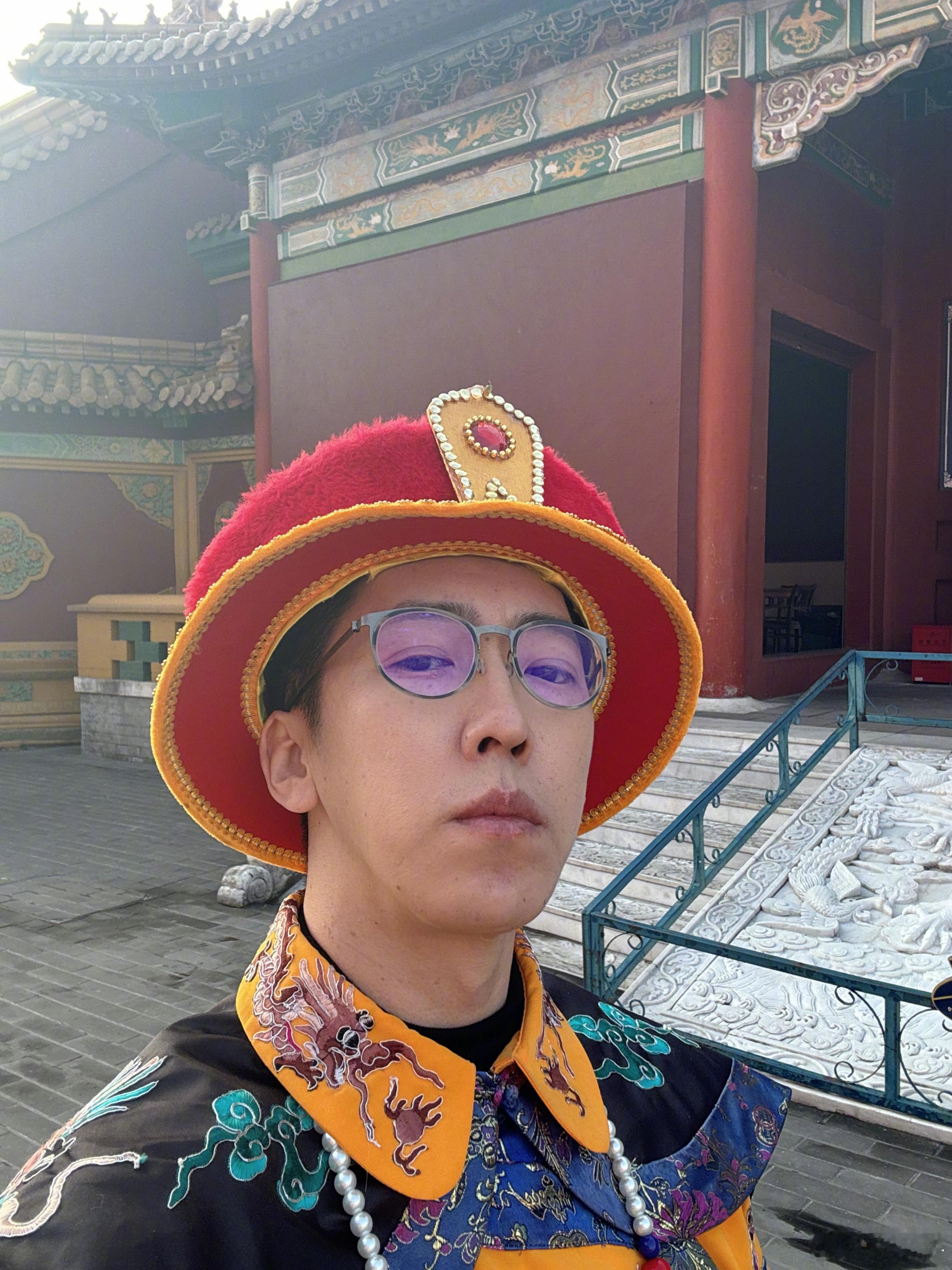 芒果TV知名艺人：留几手先生，友情参演大型古装电视连续剧《我和爱妃们的故事》。 