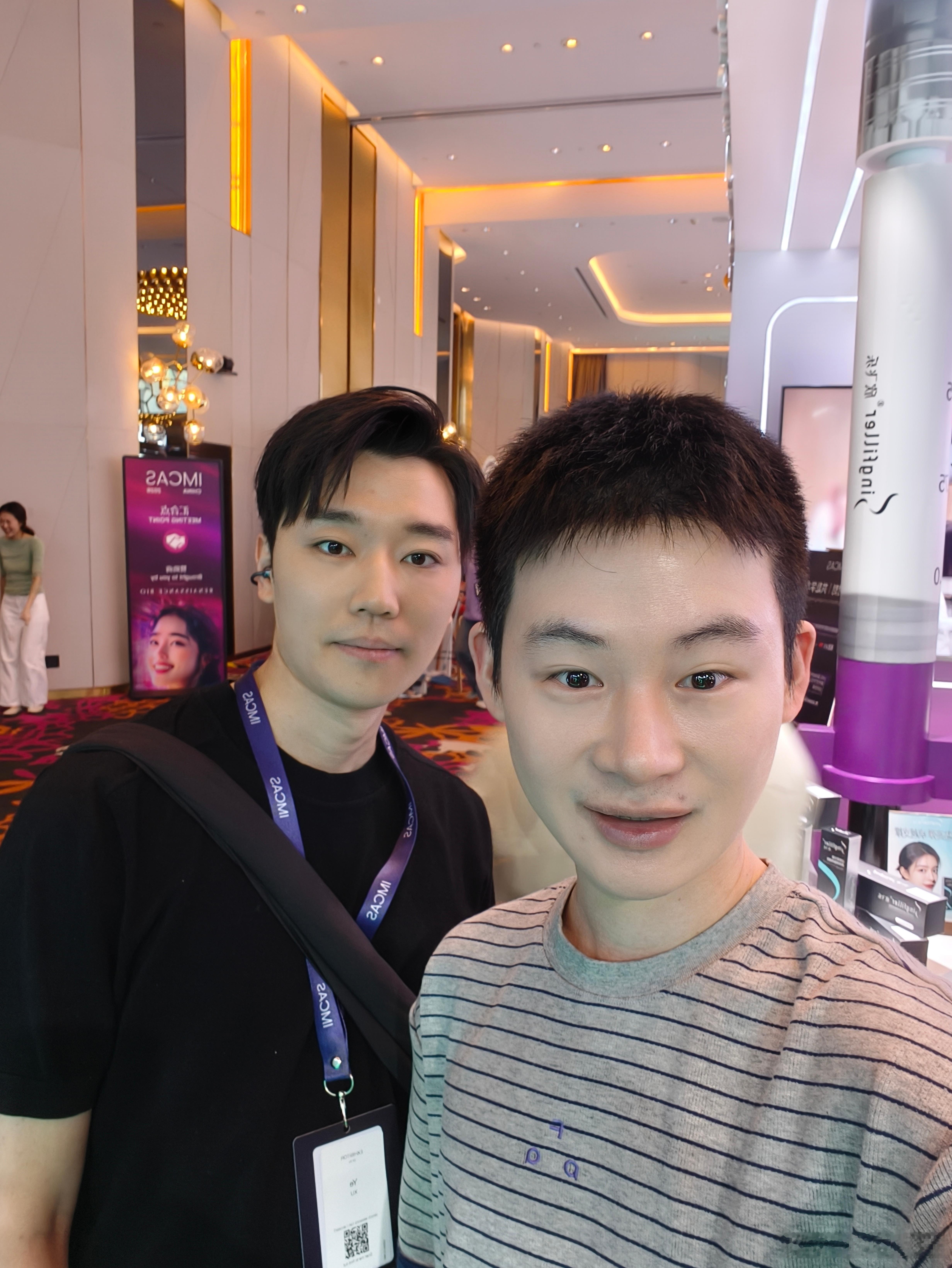 昨天在INMODE展台把玩他们的Morpheus 8黄金微针，然后我回头一看，合