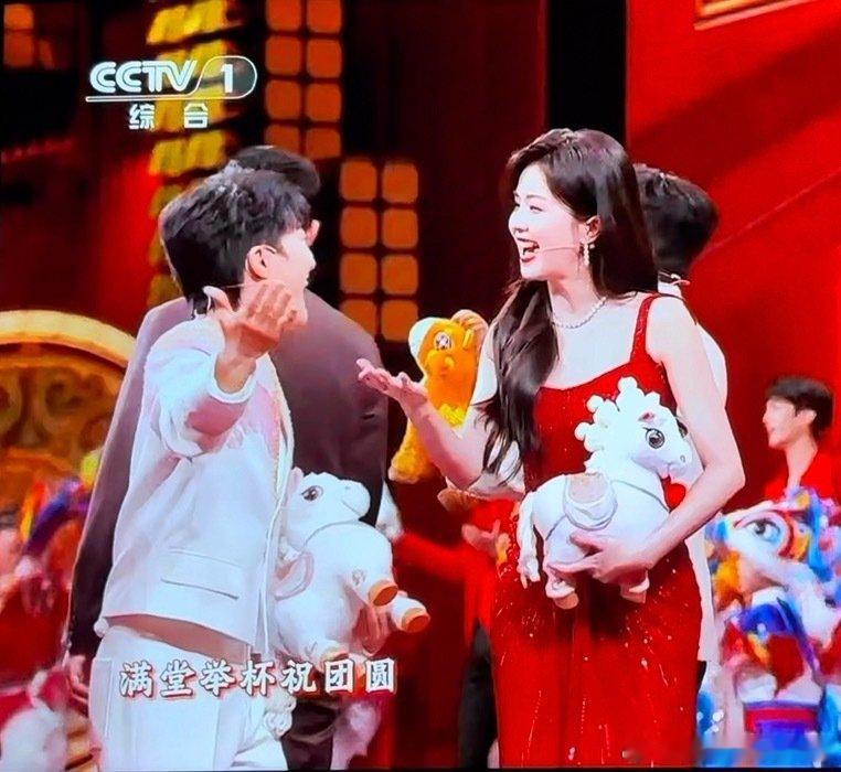 白鹿周深手语白鹿和周深的手语互动，那互相谦让的劲儿，可爱到冒泡泡。两人都是玩梗高