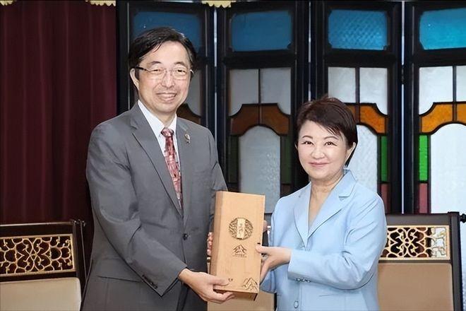 心思根本不在救灾，7 月 29 日卢秀燕在议会公布，台中将捐资10 万美元支援熊