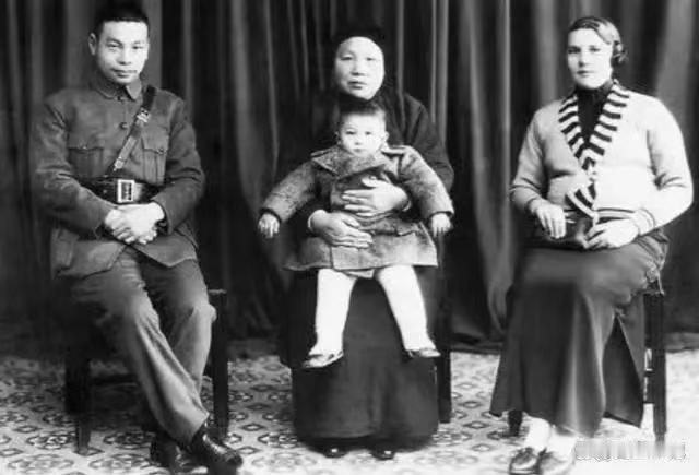 1933年11月，一向教养极好的宋美龄像发了疯似的，将蒋介石藏在床底的坛子砸了个