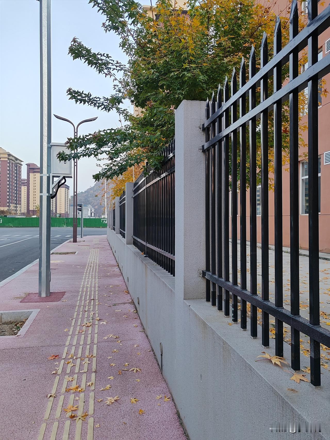 邻居是老师，刚退休没多久，退休工资居然达到一万多！

三楼的邻居退休了，我知道她