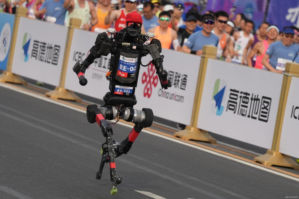 目前，荣耀自主研发机器人代表世界上最高的无人机技术，“闪电”机器人成为网红了！传