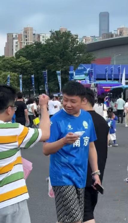 杭州球迷远道送糕，全场共享定胜糕，一起为南京队呐喊助威 杭州父子给苏超南京队送定