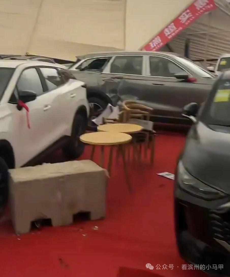 滨州车展又“翻车”

2026年4月3日下午，山东省滨州市全民健康文化中心体育场