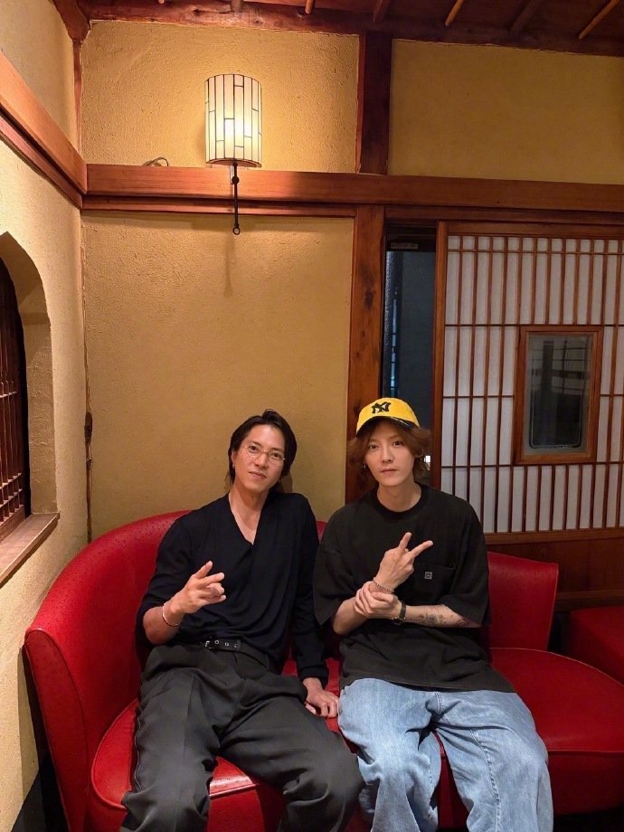 鹿晗ins晒与山下智久合照 ​鹿晗状态看起来很好，期待他的演唱会。 ​​​
