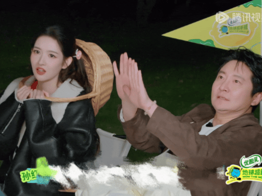 还是老一辈子安全意识高，看到龚俊拿着伞尖朝自己晃动，郭京飞直接吓出了双下巴，第一