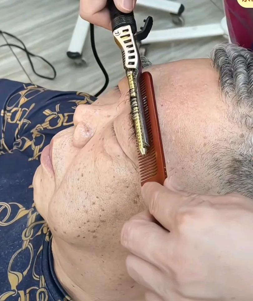 老人去理发店里烫眉毛，第一次见眉毛烫出来翘起来的，
看大爷那头型也是刚烫的，
这