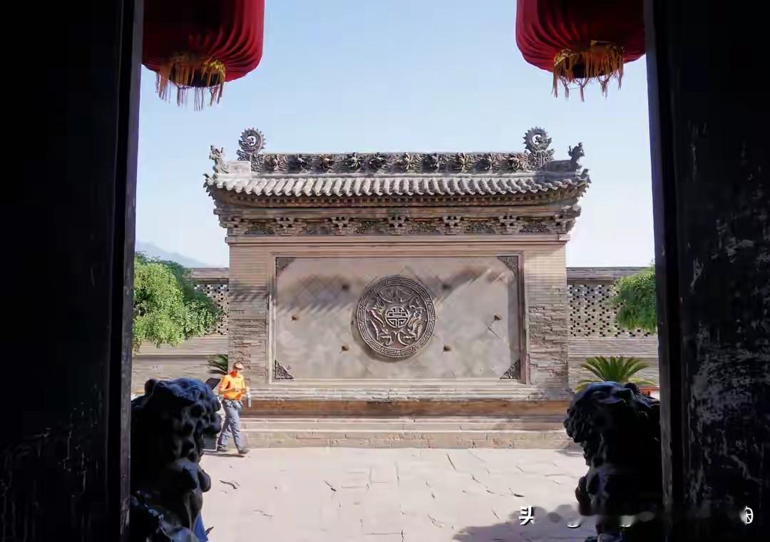 [南墙与不撞南墙不回头]
中国的房屋建筑，讲究对称与风水地理布局，通常坐北朝南，