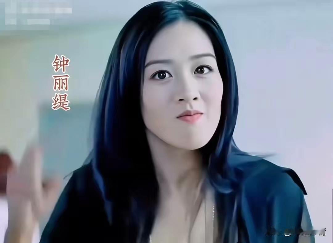 14位香港娱乐圈的顶流人物
其他人即便没有结婚生子
却依旧享受着美好生活
唯独周