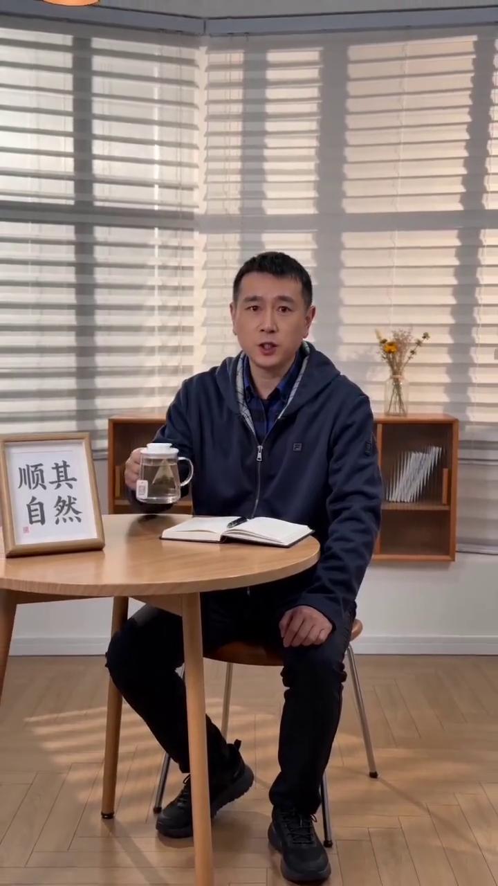 告诉你个秘密：请善待自己。这个世界其实就你一个人，你在，世界就在。我们终究只是时