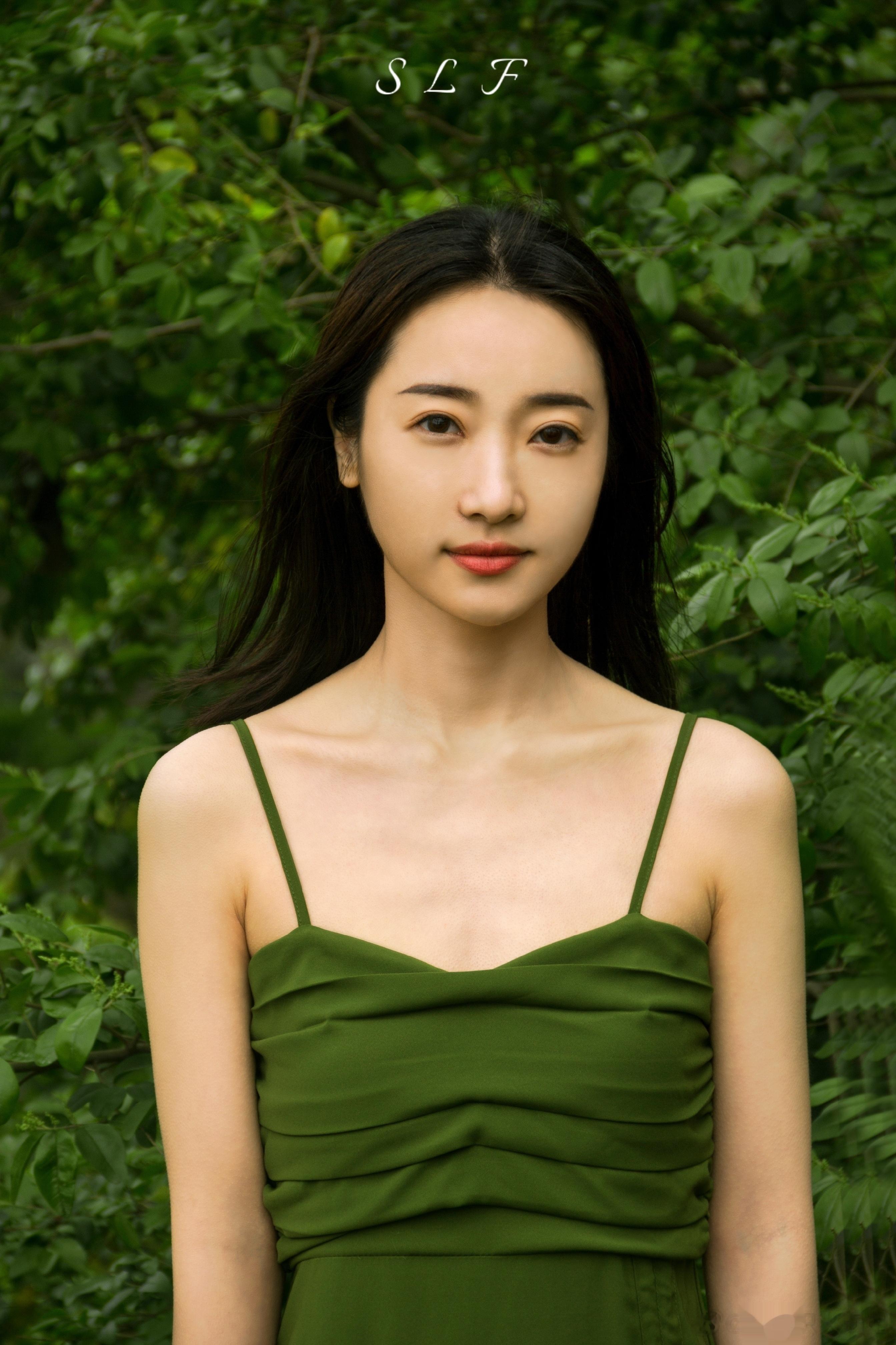 这是一个闷头坚强长大的小女孩，她现在身上所有的优势，仿佛是信手拈来，但也都藏着曾