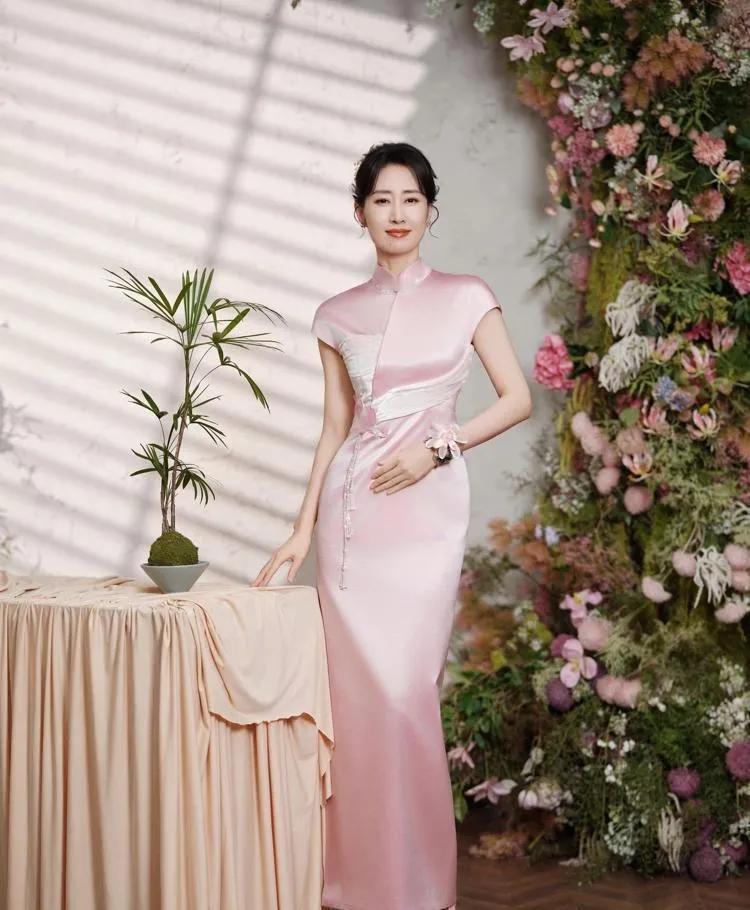 你以为刘敏涛春晚那身粉旗袍只是贵？错了。那件衣服，电商仿不出来。它的粉，是单独开