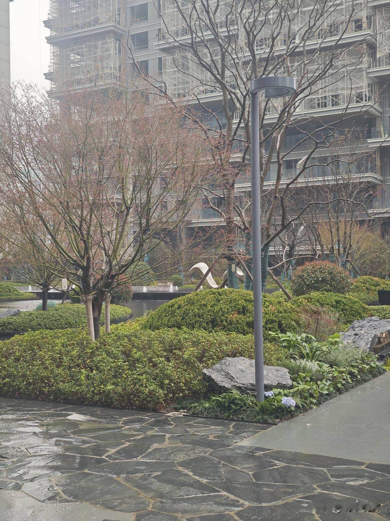 港务区秦汉大道以北板块
绿城琉光屿
交大附中陆港旁边
四代住宅，赠送大露台，小高