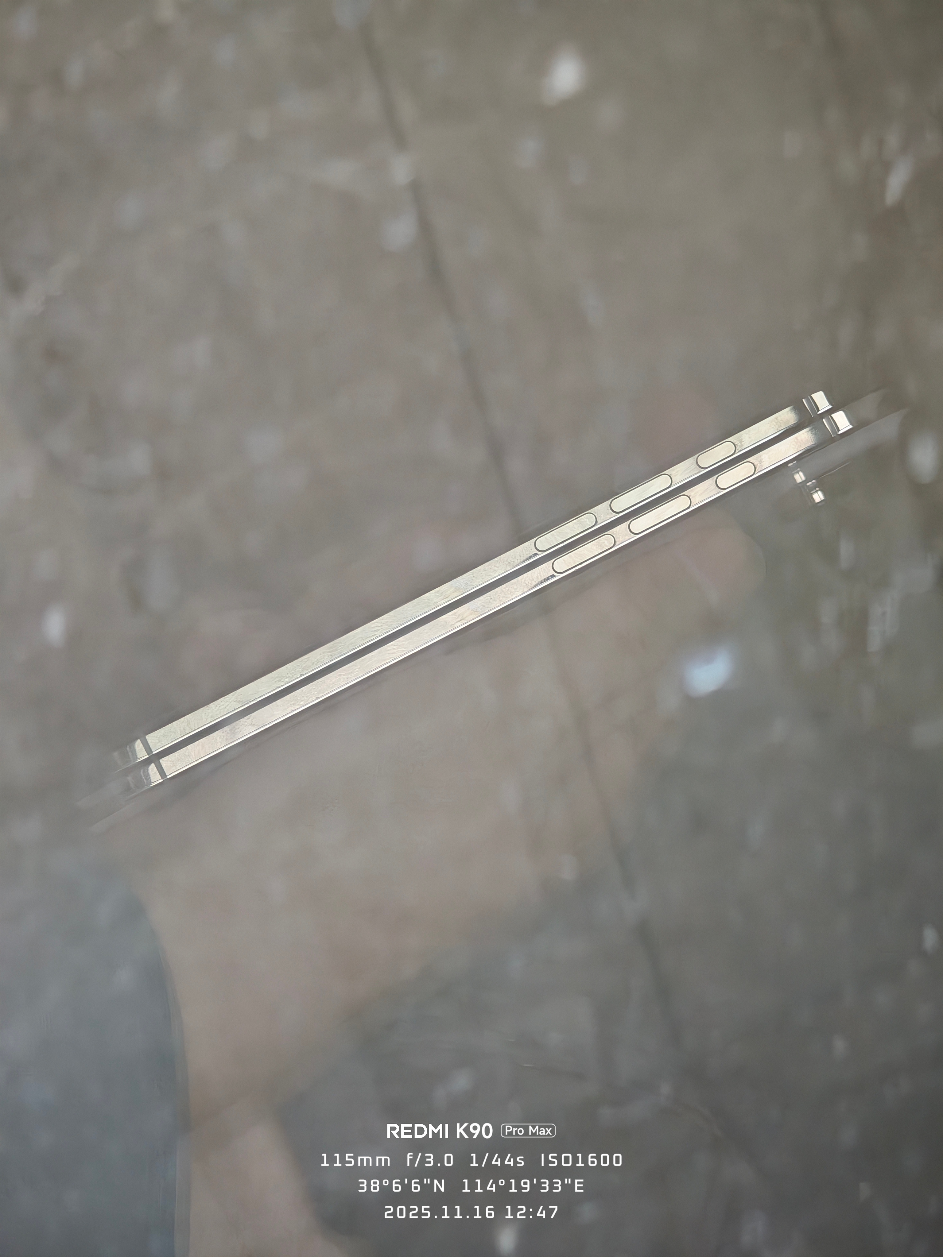 玻璃反光正好把我的iPhone Air变成了两层，iPhone的折叠屏会不会就长