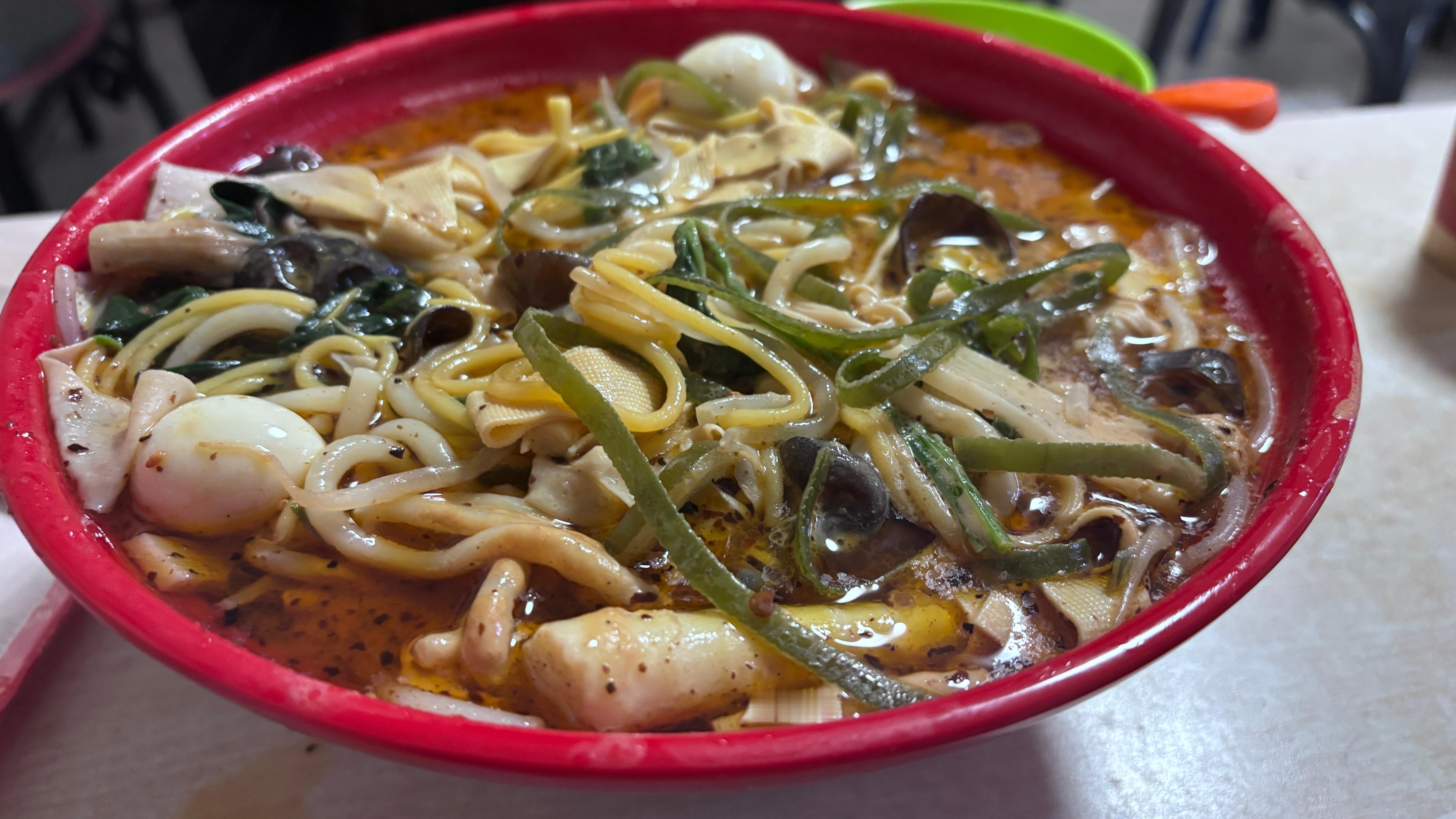 在天津津湾广场中有一家大红碗麻辣烫，这家店面不大但老板极其热情，还送饭后礼物口罩