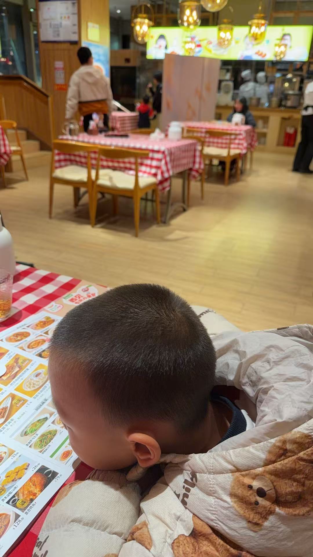 带娃在蓝色港湾溜达饿了，说找个饭店，所有的饭店等位 40 分钟起步，只有西贝进来