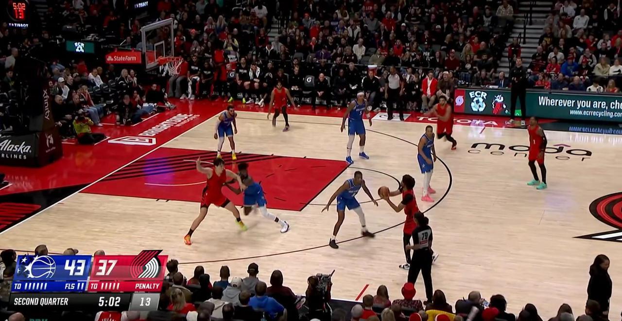 队友还是不信任杨瀚森，即使要到位置也不传球！

被开拓者弃用多场比赛的杨瀚森终于