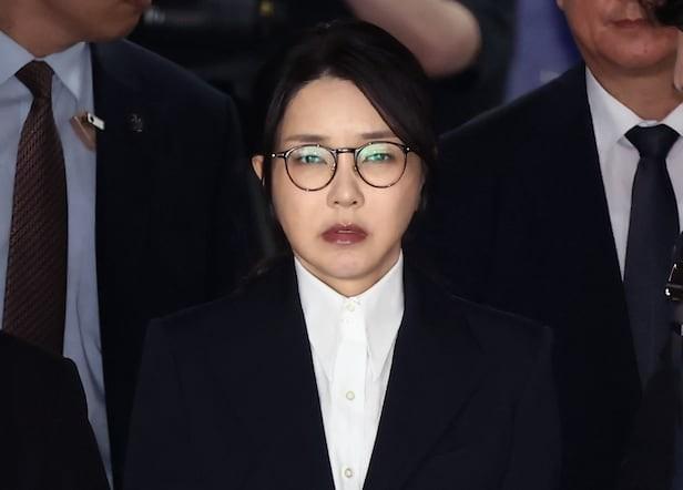 尹锡悦老婆再获刑7年，此前已被判4年
首尔中央地方法院宣判，前总统尹锡悦夫人金建