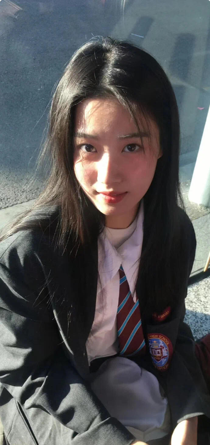 𝐒𝐇𝐀𝐑𝐄｜高清壁纸｜卢昱晓｜张婧仪｜图源网络 