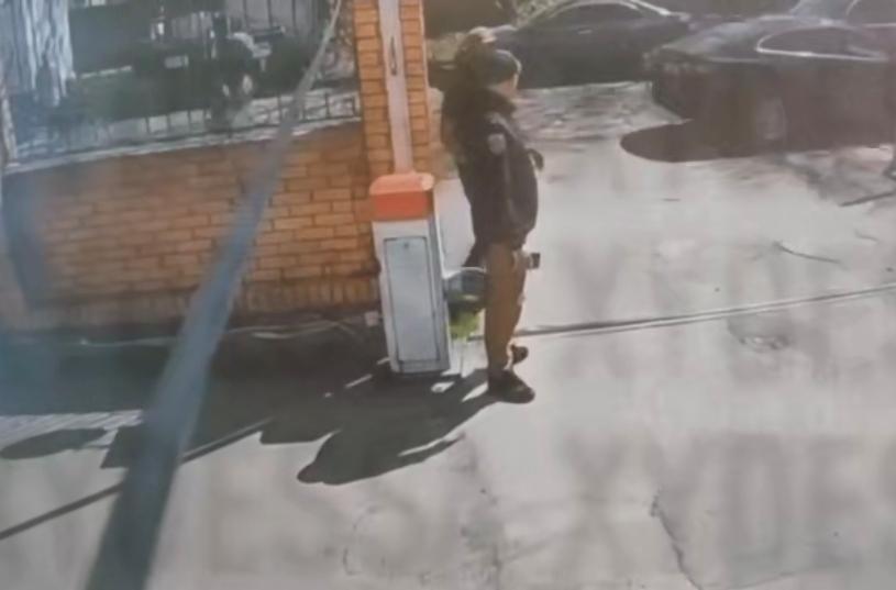 前一秒还在厂门口上班站岗，下一秒就被几个征兵办人员给直接拖走了，乌克兰敖德萨这段