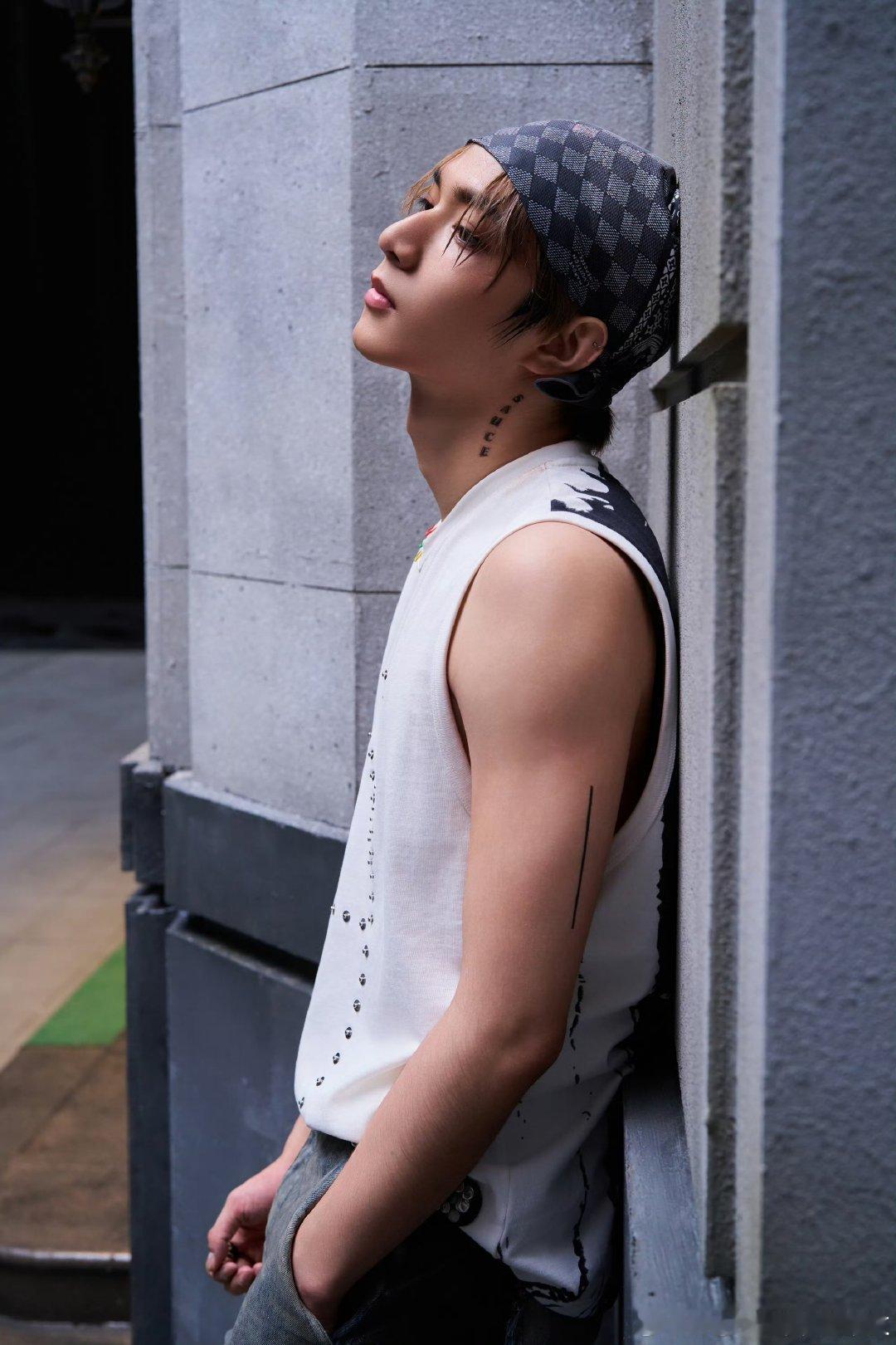 刘耀文因为怕痛不敢打耳洞 谁被这反差萌戳中了！明明是帅破天际的 idol，却因为