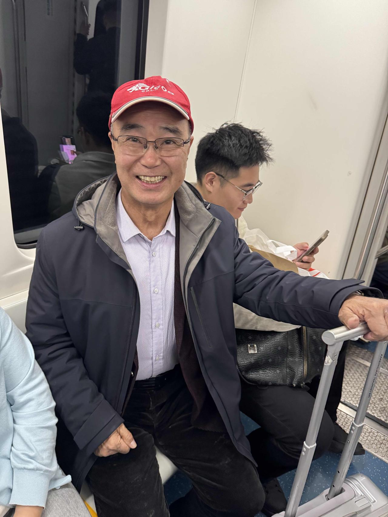 在地铁上年轻人要给老人让座吗? 我上大学时，无论是车上的标语还是所见所闻，都是年