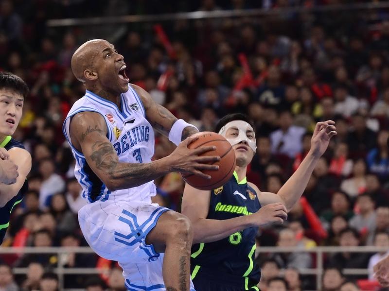 京粤大战中，广东队核心后卫徐杰意外受伤，引发广泛关注。到底是怎样的意外让这位明星