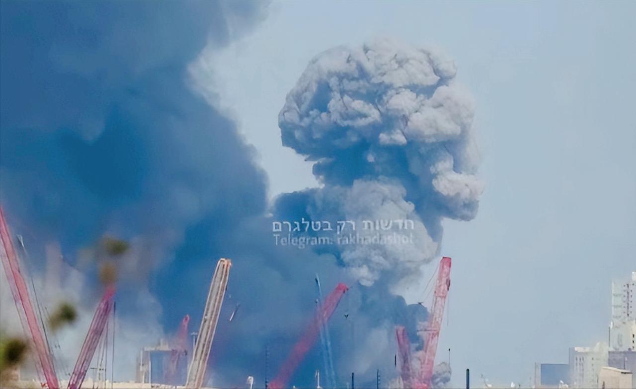 3月2号伊朗二话不说，发射导弹精准击中了一艘停在巴林港的美国油轮，消息一出来，全