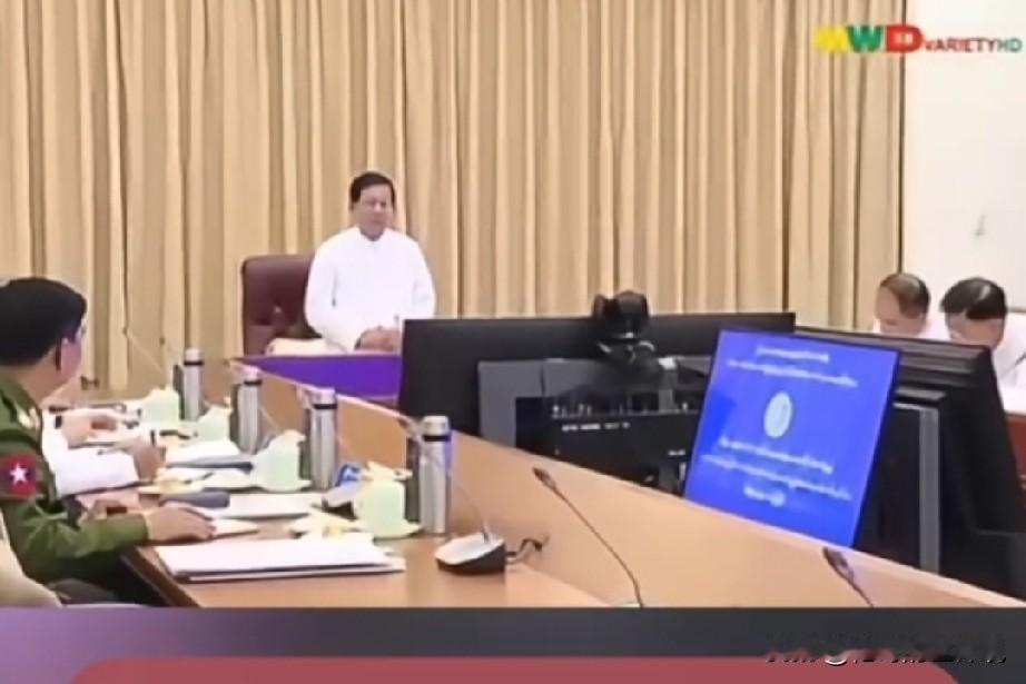缅甸总统敏昂莱主持召开协调会议:任期内打通印缅泰经济走廊
      据缅媒7月