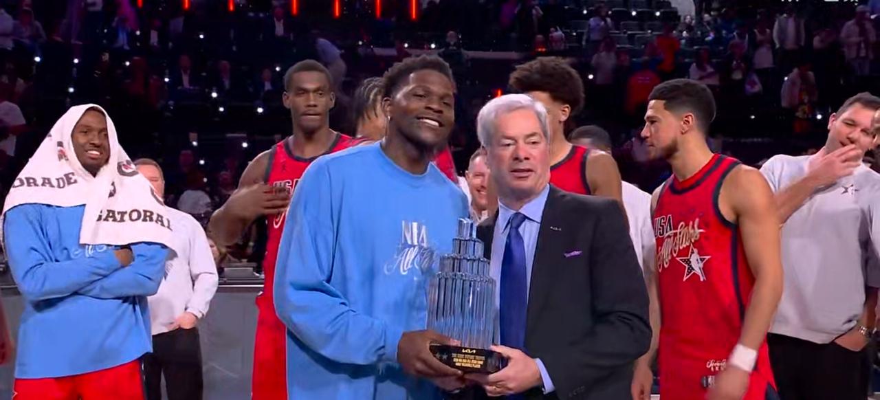 2月16日除夕，美国NBA全明星赛正赛开打。经过几轮的拼杀。美国星队以47比21