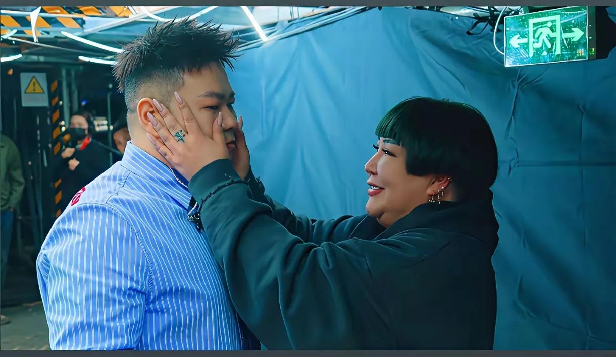 看了岳云鹏西安的演唱会，才知道他有多幸福，一首歌送给两个妈妈

不知不觉当中，备