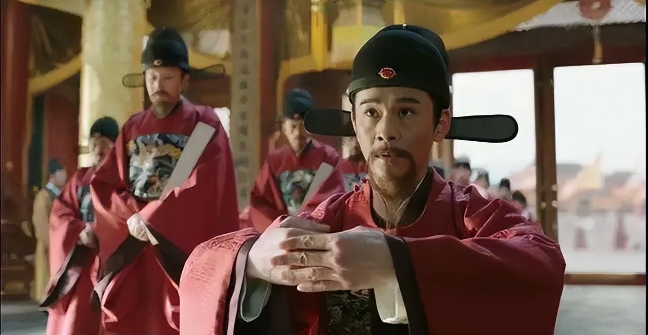武则天被逼退位后，张柬之等参与者设宴祝贺，姚崇却当场大哭起来。一年后，张柬之等人