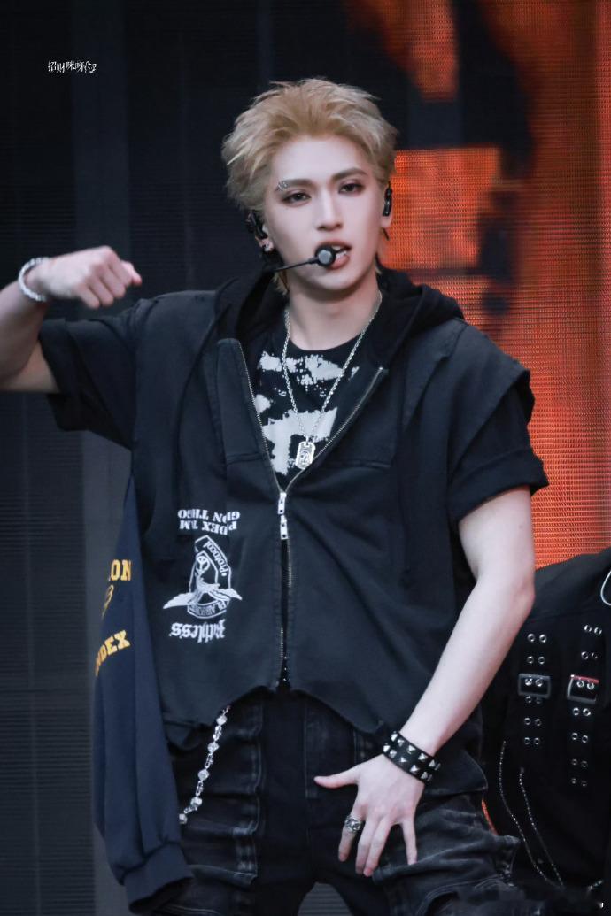 严浩翔性感小野猫严浩翔眉钉小烟熏MAN感 严浩翔眉钉小烟熏MAN感，严浩翔性感小