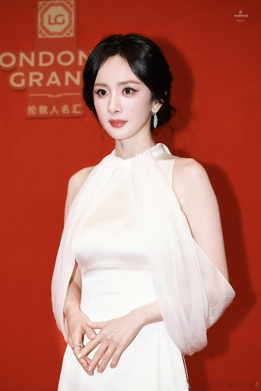 杨幂的表演值得期待杨幂在人群中也太耀眼了 杨幂在人群中也太耀眼了 ​​​