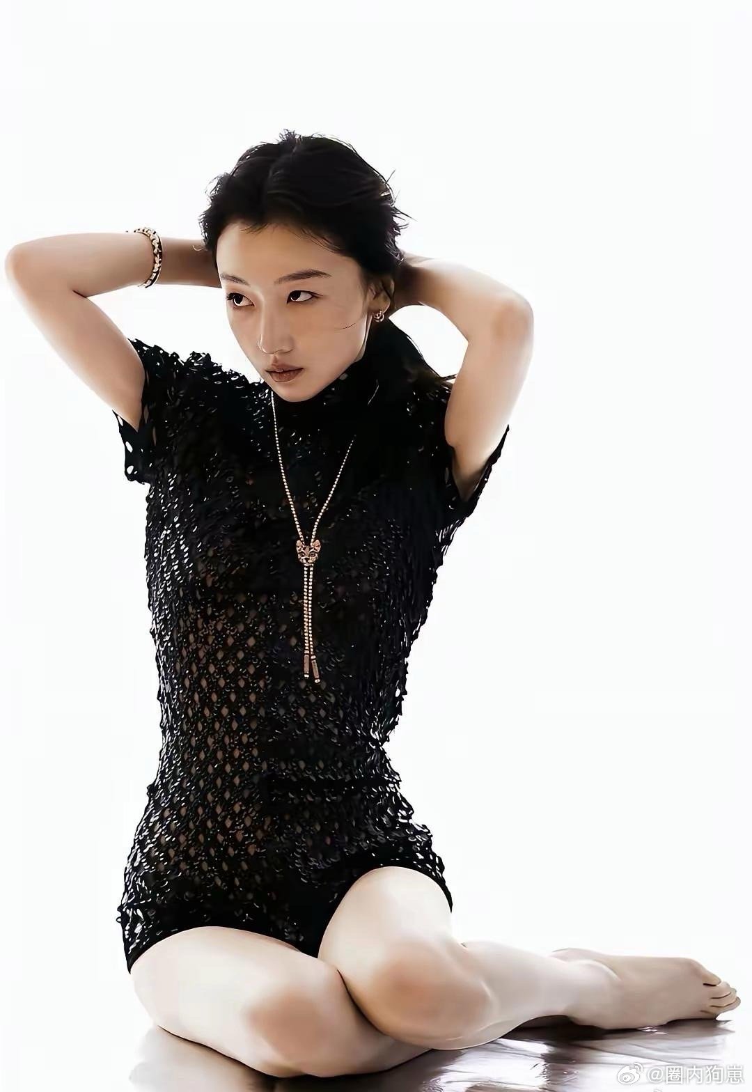 恰到好处的光影氛围感拉满，陈妍希宛如神女下凡，温柔又圣洁，美到让人移不开眼～ 