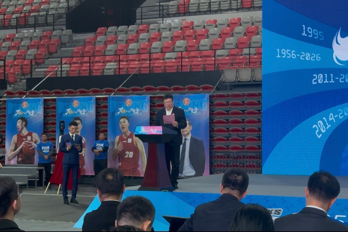 北汽男篮在新赛季誓师大会上收到来自北汽集团的大礼，后者赠送了一台精心定制的球队大