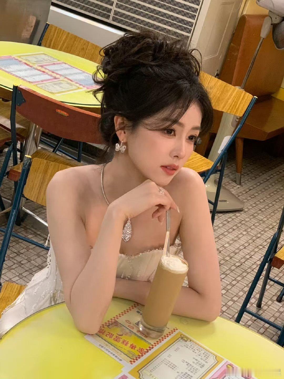 白鹿没有不吃美食的义务说得没错呀，本来就没必要刻意克制，开心吃美食才最重要白鹿举