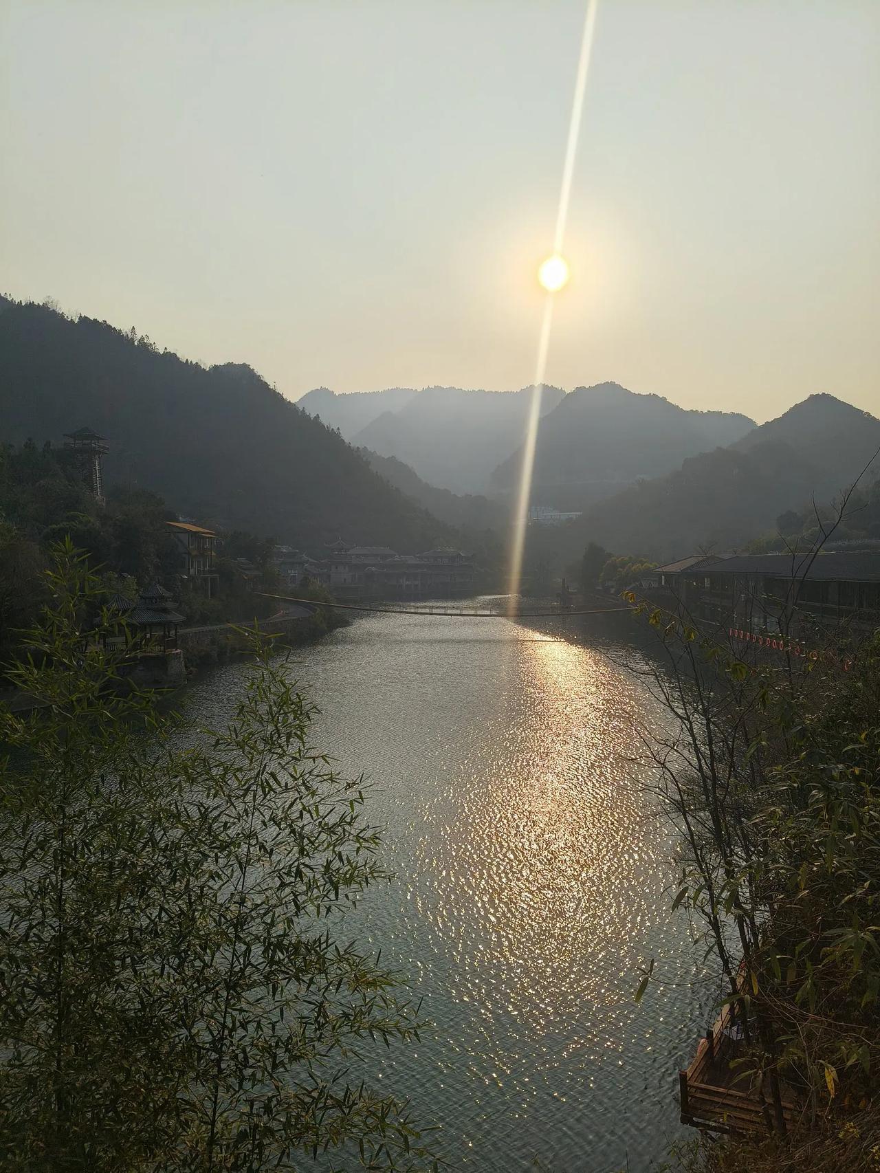 　　年夜饭做好了，有鸡有鱼有虾，跟往年差不多。不一样的是，大女儿今年出嫁了，嫁到