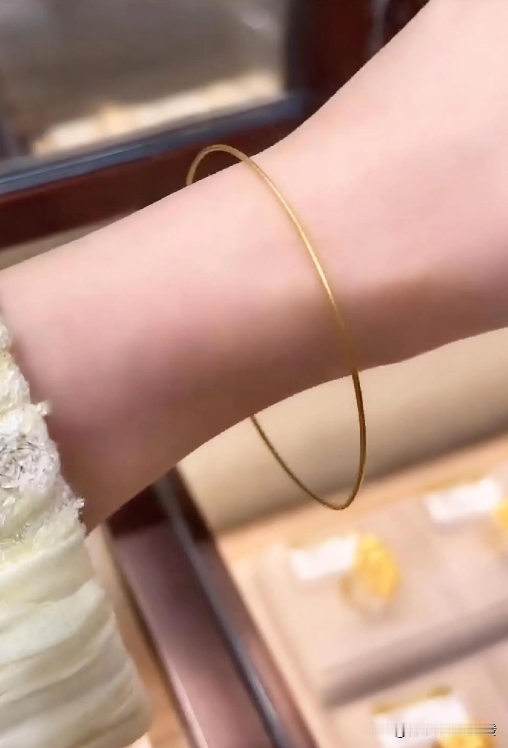 女子晒出
自己手脖上佩戴的金丝手镯
说是和老公
闹了3天
老公才买来送给她的。