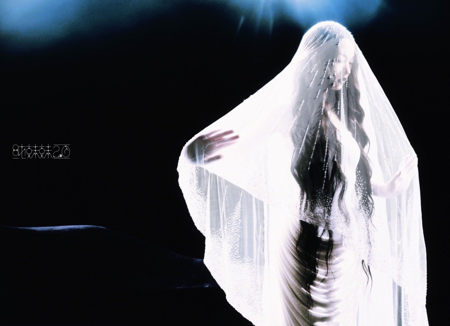 单依纯深圳演唱会泪洒现场单依纯深圳演唱会哭了 单依纯在台上哭的时候，台下有个女生