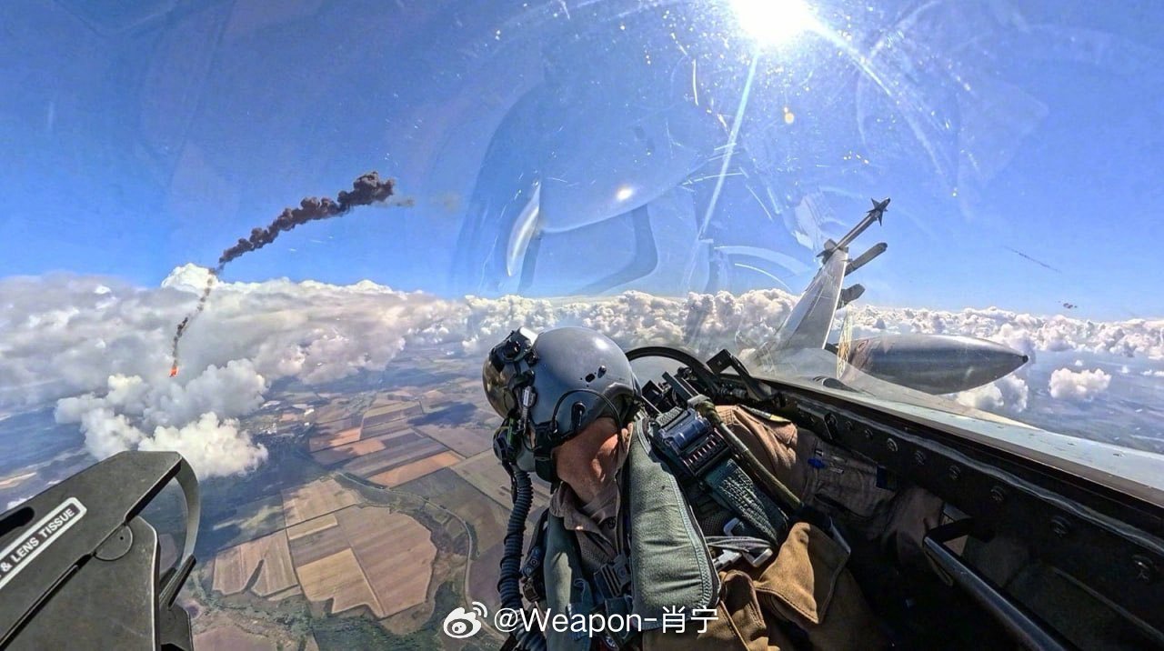 俄乌局势新进展 一名乌克兰F-16飞行员回头望向一架喷气式Shahed无人机，这
