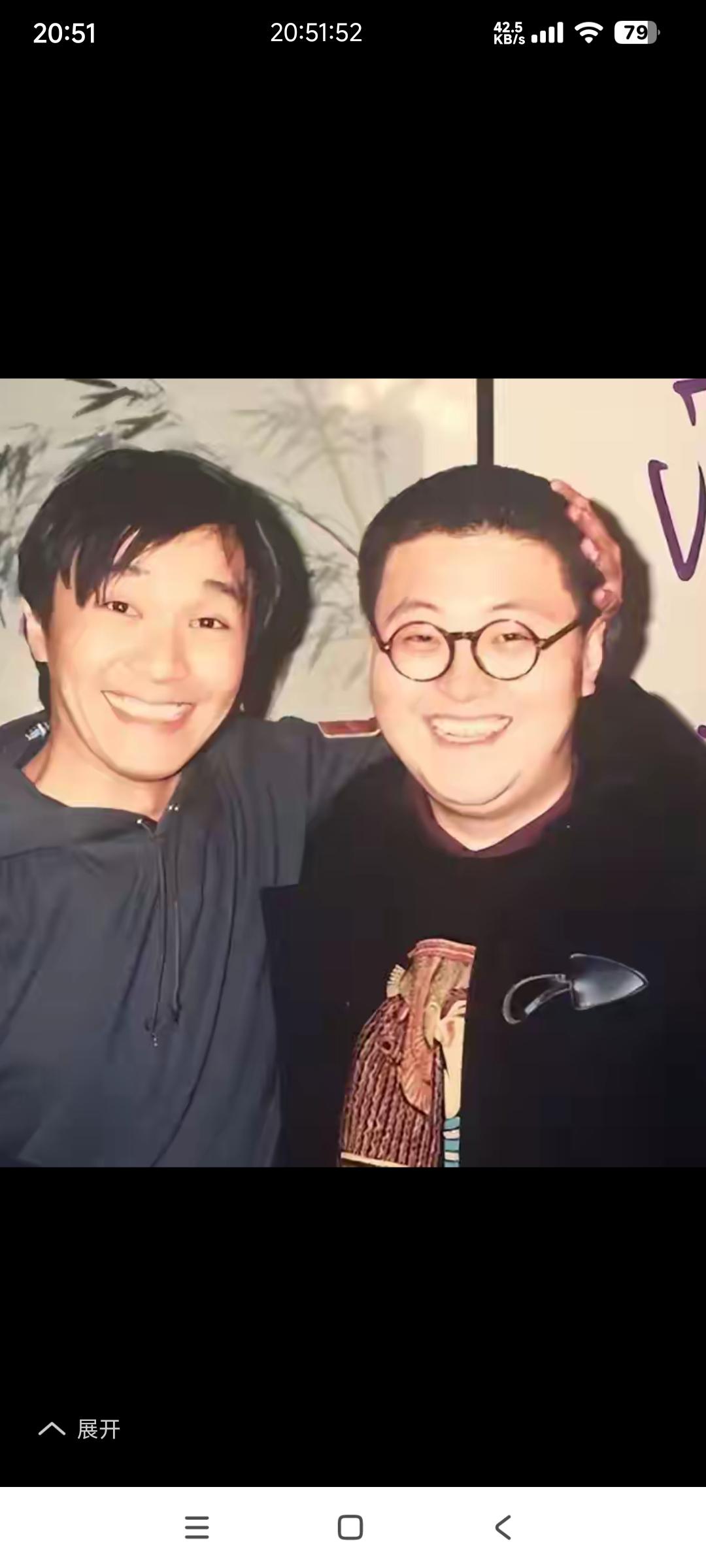真实年龄才六十岁
可他需要拄着拐杖走路，白发白胡须的他看起来却像一个八十岁的老头