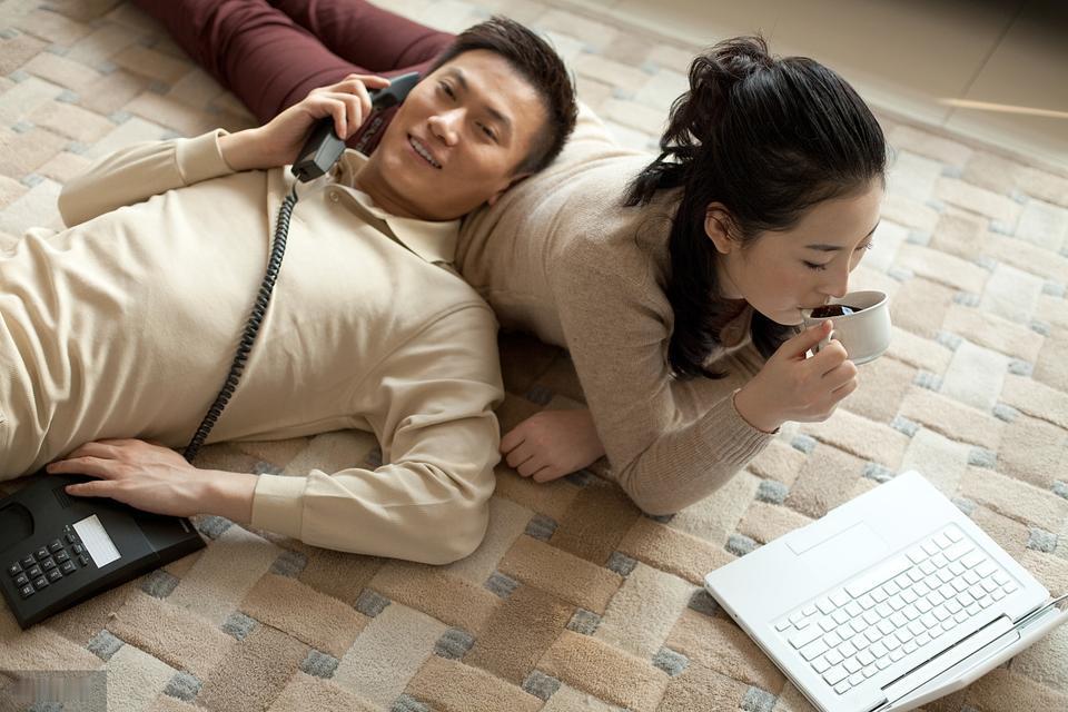当手机屏幕成为唯一的见面方式，当 “下次见面” 成为最常说的承诺，异地恋的情侣们